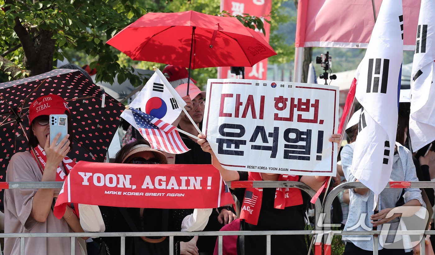 김건희 여사의 각종 의혹을 수사하는 김건희 특검팀(특별검사 민중기)이 윤석열 전 대통령에 대한 체포영장 집행에 나선 지난 8월 1일 오전 경기도 의왕 서울구치소에서 윤 전 대통령 지지자들이 시위하고 있다. 2025.8.1/뉴스1 ⓒ News1 김성진 기자