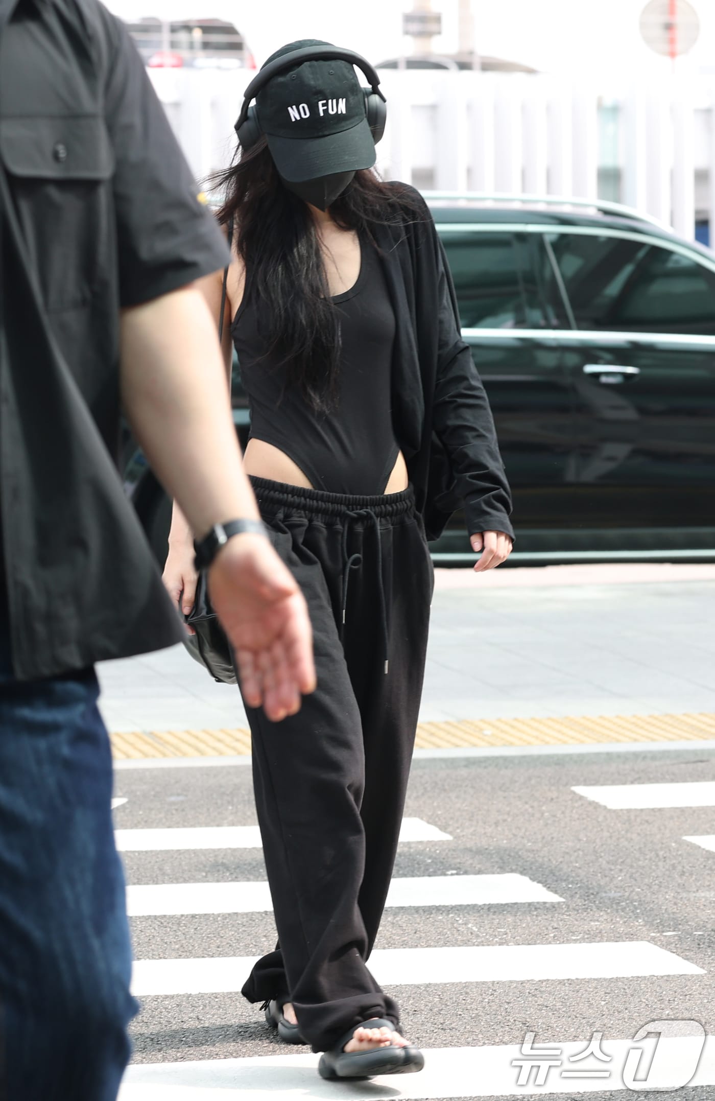 BLACKPINKジェニー、圧倒的な空港ファッションを披露…ボディスーツと