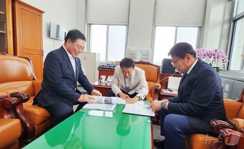 국회에서 서삼석 국회의원 만나 예산확보에 나선 김산 무안군수 (무안군 제공. 재판매 및 DB금지) /뉴스1