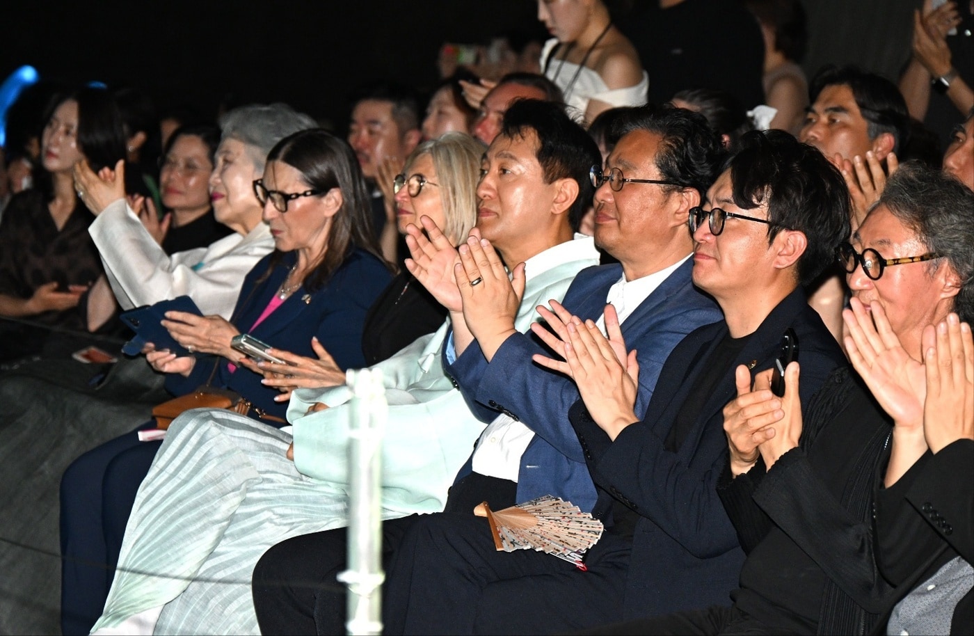 오세훈 서울시장이 31일 오후 중구 동대문디자인플라자에서 열린 '서울라이트 DDP 여름' 개막식에서 미디어아트 연계 한복 패션쇼를 관람하고 있다.(서울시 제공)