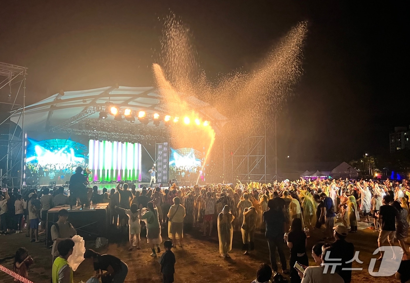 봉화 은어축제 '물벼락 쇼'에서 관객들이 워터캐논을 맞으며 더위를 식히고 있다.(봉화군 제공. 재판매 및 DB 금지)2025.8.1/뉴스1