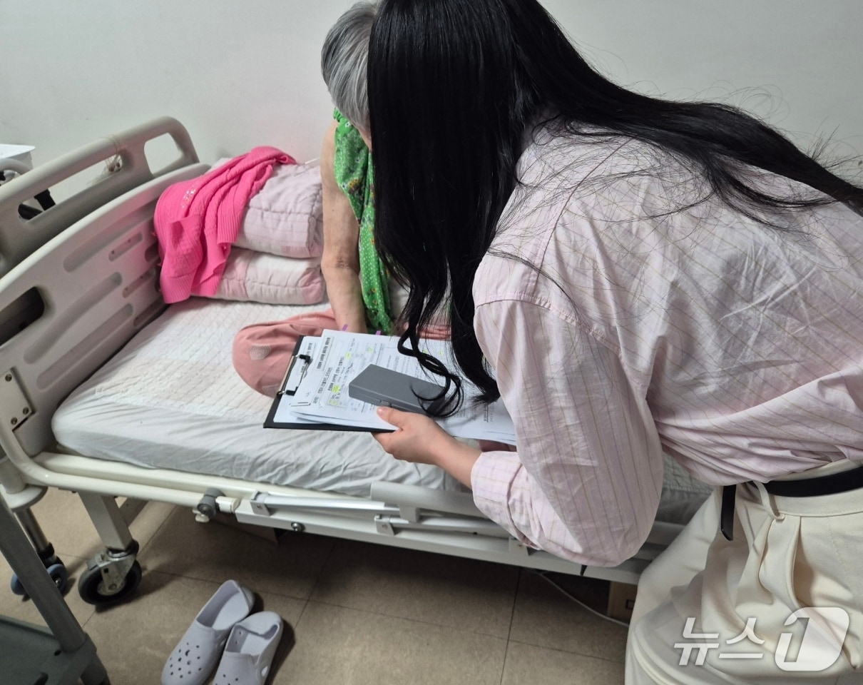 울산 동구 공무원이 민생 회복 소비 쿠폰 '찾아가는 신청 서비스' 운영을 위해 취약계층을 상대로 신청받고 있다.(울산 동구 제공. 재판매 및 DB금지)/뉴스1