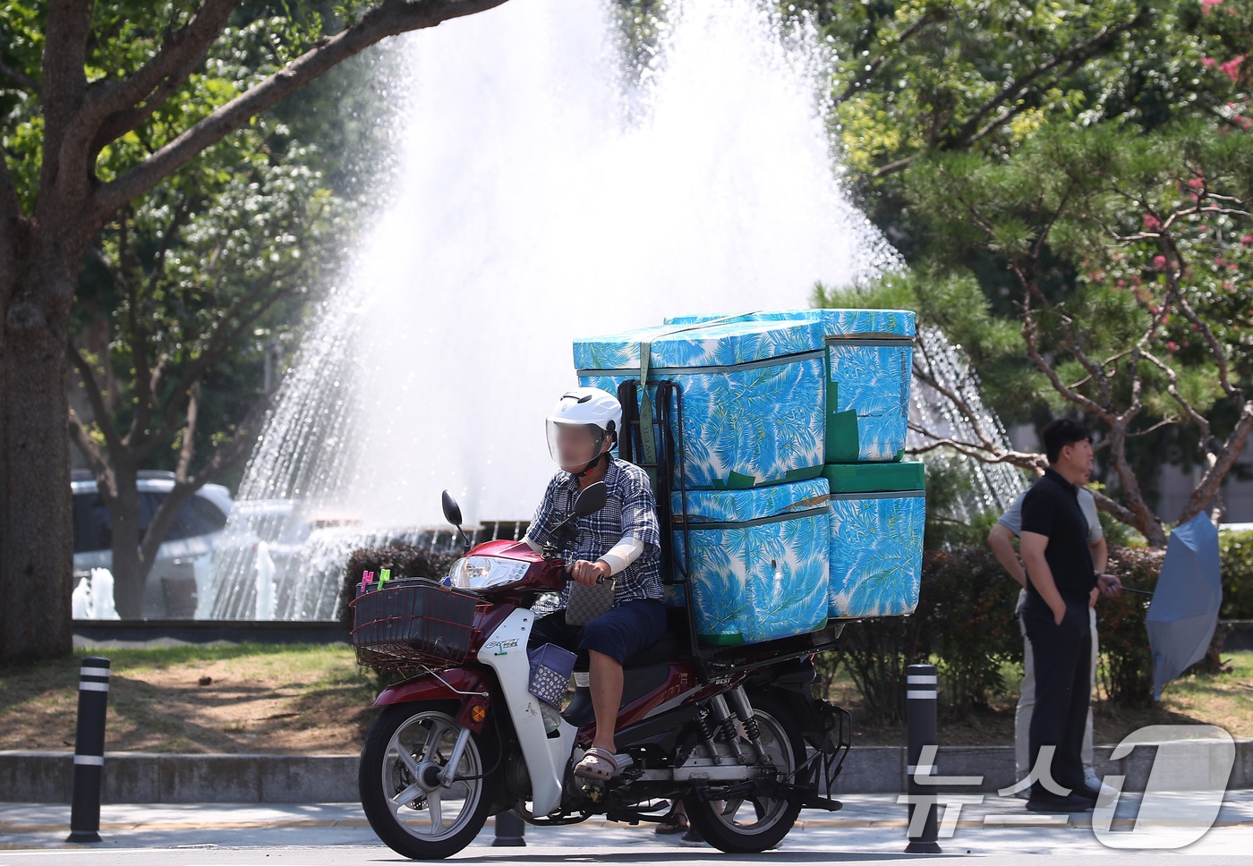 폭염이 계속된 1일 대구 중구 대구시청 동인청사 앞에서 얼음 배달부가 오토바이 뒷좌석에 아이스박스를 가득 싣고 분수대를 지나고 있다. 2025.8.1/뉴스1 ⓒ News1 공정식 기자