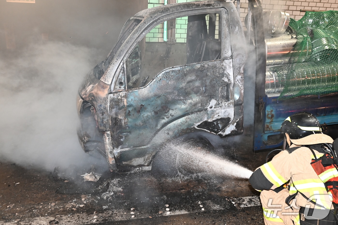 1일 서울 강동구 고덕터널 내부에서 차량 화재가 발생해 소방 대원이 불길을 완전히 잡고 있다. 2025.08.01/강동소방 제공