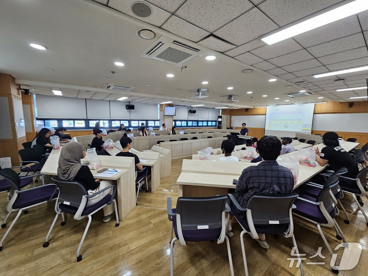 국립한밭대학교 지역협력센터가 외국어 학습 능력향상 및 지역기업의 글로벌 역량 강화 프로그램에 참여하는 학생들을 대상으로 사전 예비교육을 진행했다.(한밭대 제공.재판매 및 DB금지)/뉴스1 