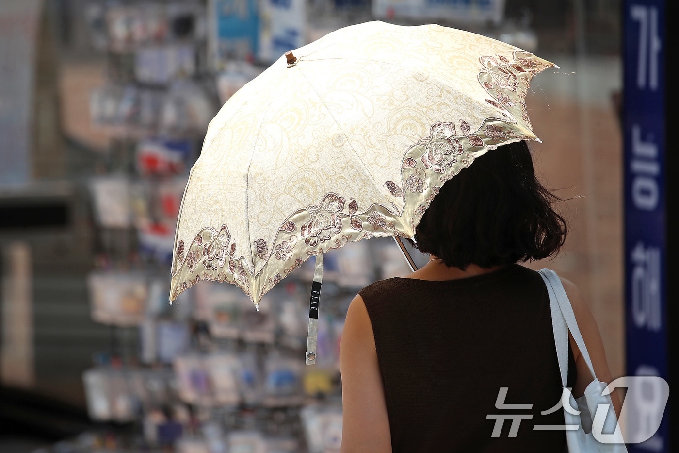 폭염이 계속된 1일 대구 중구 동성로에서 시민들이 양산을 펼쳐 뙤약볕을 가린 채 발걸음을 옮기고 있다. 2025.8.1/뉴스1 ⓒ News1 공정식 기자