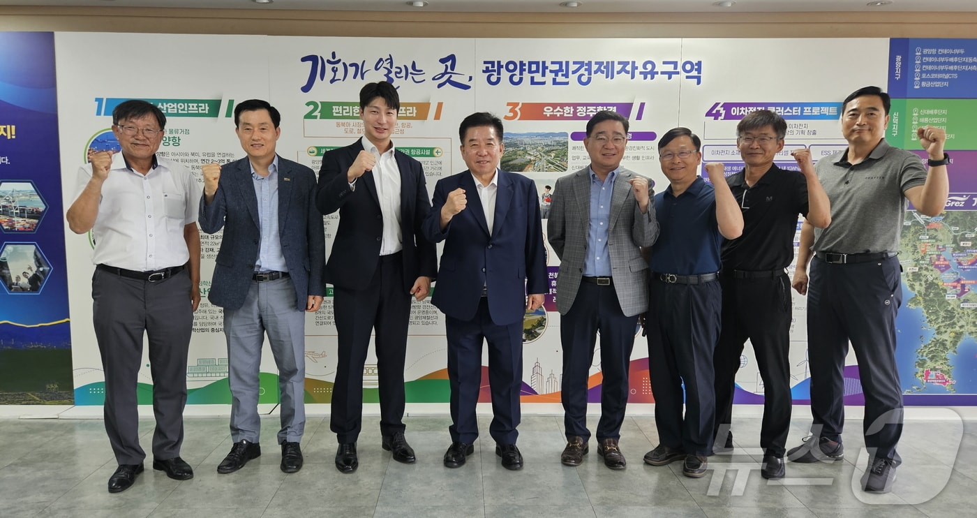 광양만권경제자유구역청은 1일 일본 드론 전문기업 리베라웨어와 함께 광양만권 투자 환경을 둘러보고 협력 방안을 논의한 뒤 기념사진을 찍고 있다.(광양경자청 제공. 재판매 및 DB 금지)