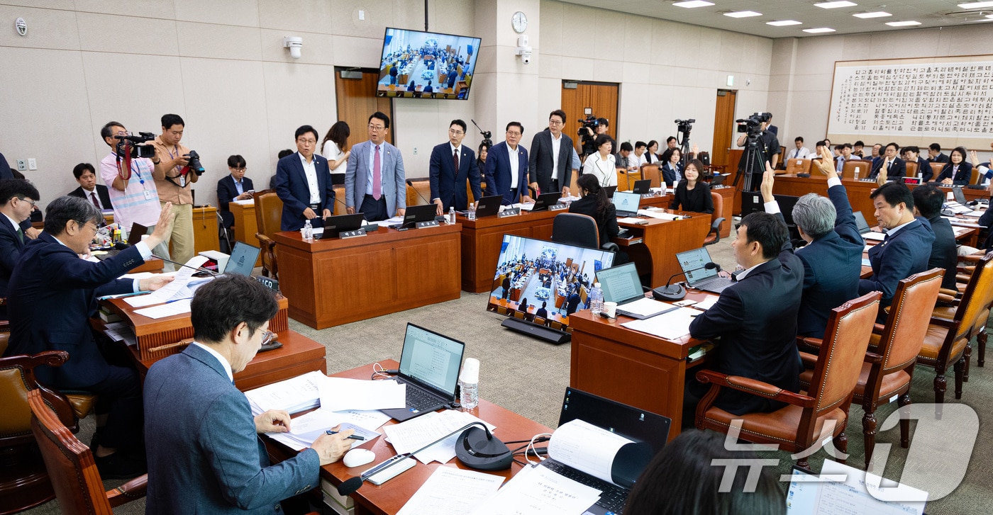 지난 1일 서울 여의도 국회에서 열린 제427회 국회(임시회) 법제사법위원회 제5차 전체회의에서 방송법 등이 거수표결로 통과되고 있다. 2025.8.1/뉴스1 ⓒ News1 유승관 기자