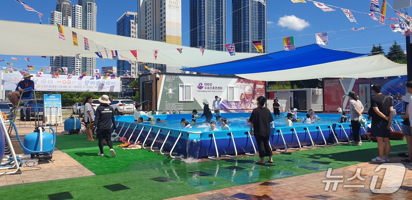 울산 태화강수상스포츠센터에 시민들이 물놀이를 즐기고 있다.&#40;울산시설공단 제공. 재판매 및 DB금지&#41;/뉴스1