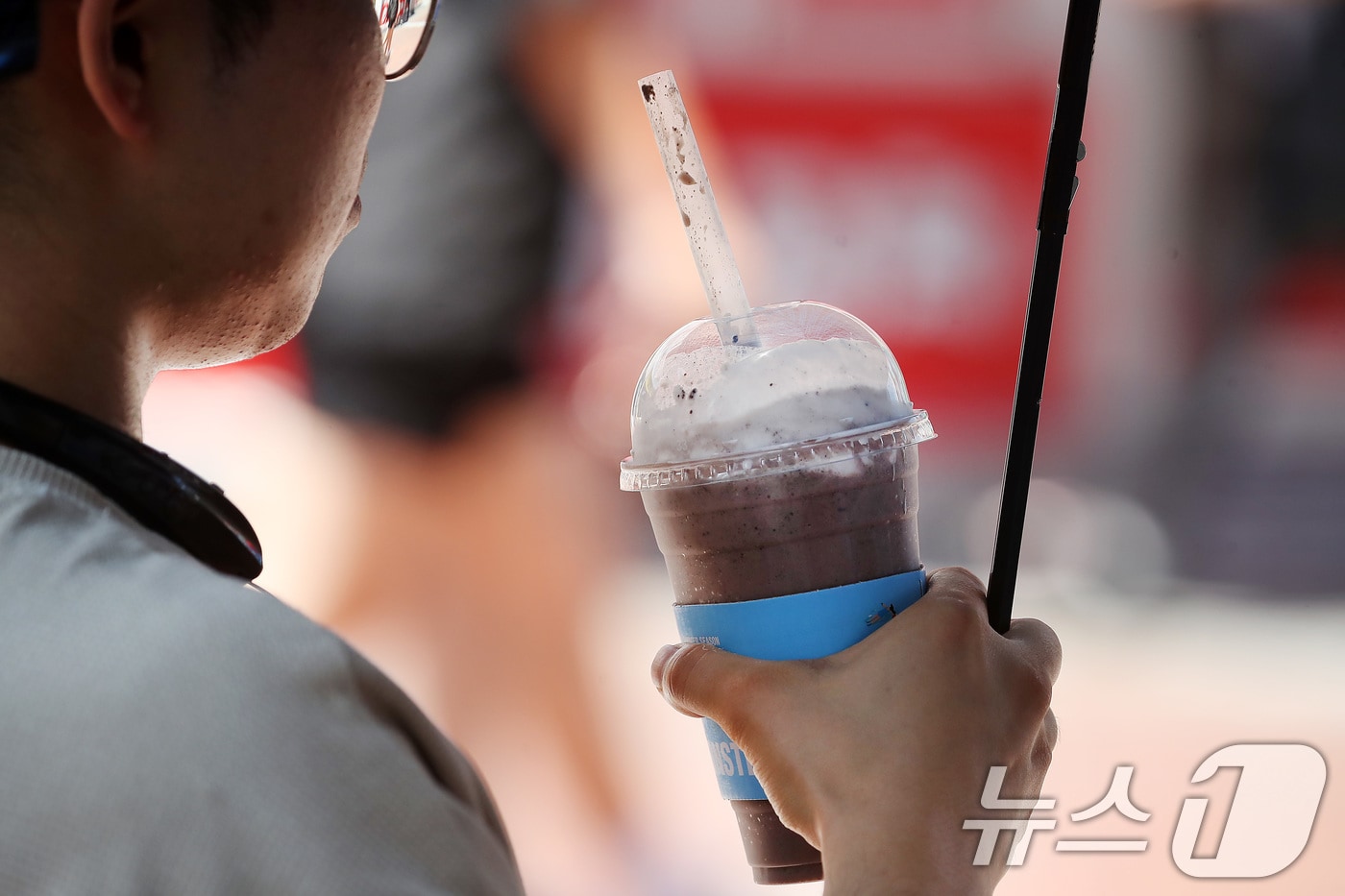 시원한 음료를 손에 든 시민들이 발걸음을 옮기고 있다. 2025.8.1/뉴스1 ⓒ News1 공정식 기자