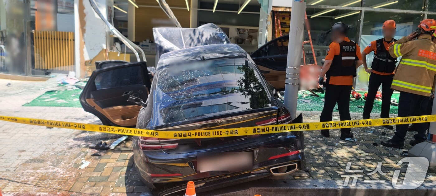 1일 부산 해운대구에서 주행 중이던 승용차량이 중앙선 가드레일을 충돌하는 사고가 발생했다. (부산해운대경찰서 제공. 재판매 및 DB 금지)