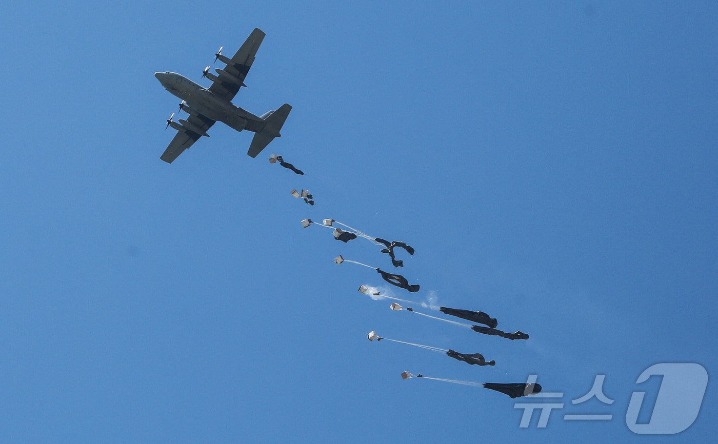 31일&#40;현지시간&#41; 팔레스타인 가자지구 중부 상공에서 낙하산에 매달린 인도주의 지원 물자가 투하되고 있다. 2025.07.31. ⓒ 로이터=뉴스1 ⓒ News1 윤다정 기자