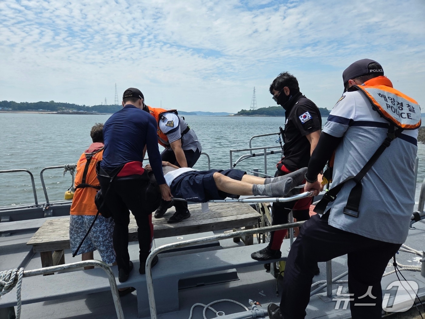 1일 보령 오천면 효자도 인근 월도에서 해경이 부상을 당한 80대 남성을 구조해 이송하고 있다. (보령해경 제공, 재판매 및 DB금지) / 뉴스1
