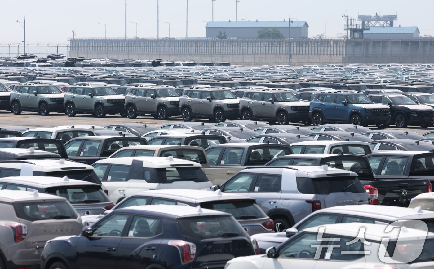  1일 경기 평택시 포승읍 평택항에 수출용 차량이 세워져 있는 모습. 2025.8.1/뉴스1 ⓒ News1 김영운 기자