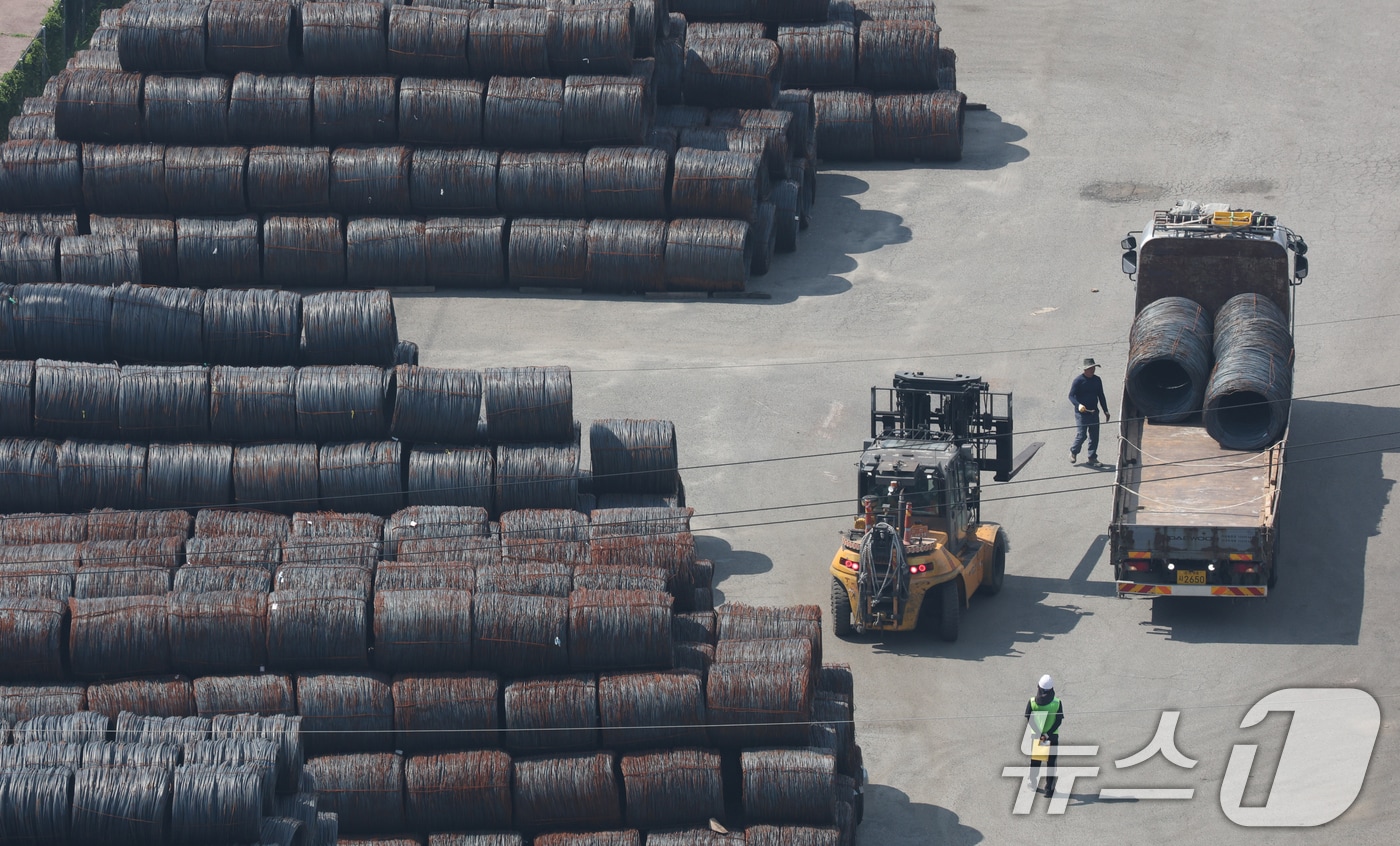 1일 경기 평택시 포승읍 평택항에 철강 제품이 쌓여있는 모습. 2025.8.1/뉴스1 ⓒ News1 김영운 기자