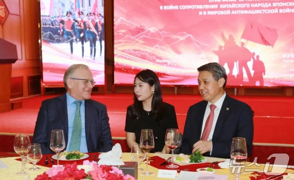 왕야쥔 주북 중국 대사&#40;오른쪽&#41;와 알렉산드르 마체고라 주북 러시아 대사가 31일 북한에서 열린 항일전쟁 및 세계 반파시스트 승리 80주년 기념 행사에 참석했다. &#40;사진출처=주북중국대사관&#41;