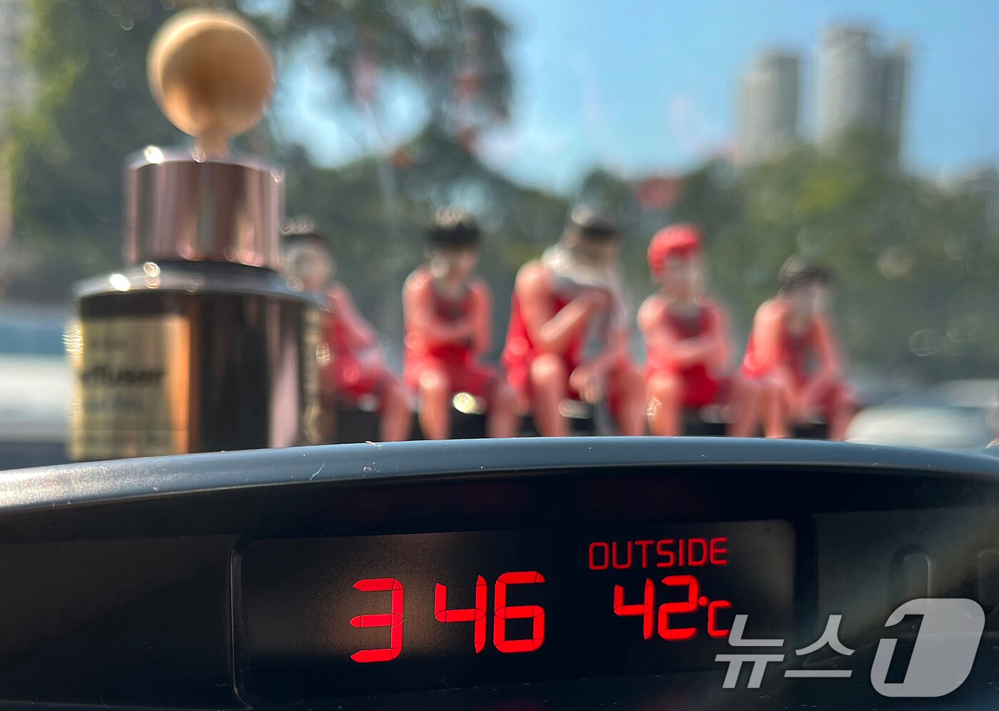 폭염이 계속된 1일 대구의 한 야외주차장에 세워진 차량 온도계가 42도를 가리키고 있다. 2025.8.1/뉴스1 ⓒ News1 공정식 기자