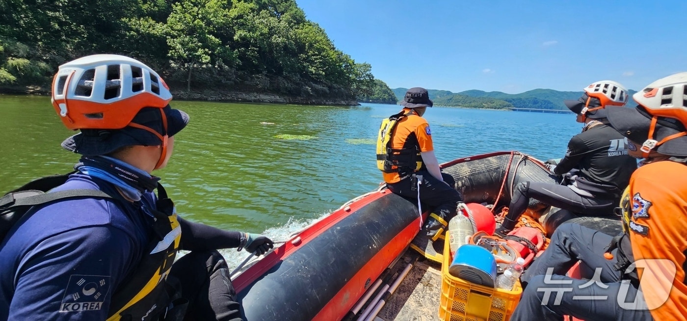 산청 실종자를 찾기 위한 소방 대원들의 진양호 수색 작업&#40;경남소방본부 제공. 재판매 및 DB금지&#41;.