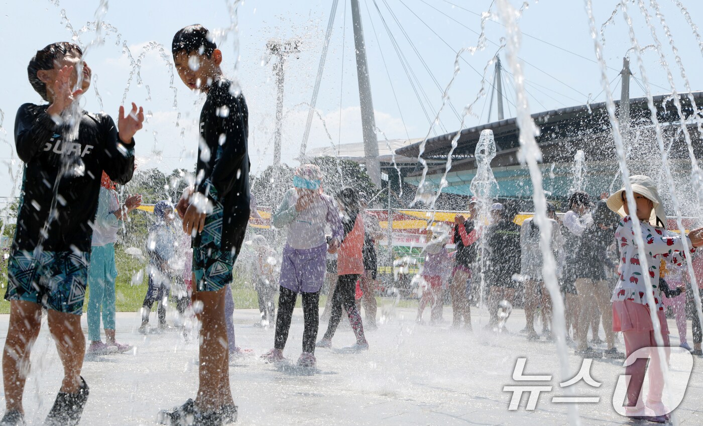 연일 무더위가 이어진 1일 전북 전주시 월드컵경기장에 마련된 물놀이장을 찾은 어린이들이 물놀이를 하며 더위를 식히고 있다. 2025.8.1/뉴스1 ⓒ News1 유경석 기자