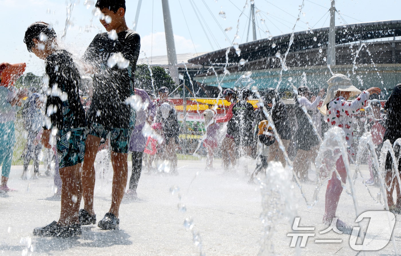 연일 무더위가 이어진 1일 전북 전주시 월드컵경기장에 마련된 물놀이장을 찾은 어린이들이 물놀이를 하며 더위를 식히고 있다. 2025.8.1/뉴스1 ⓒ News1 유경석 기자