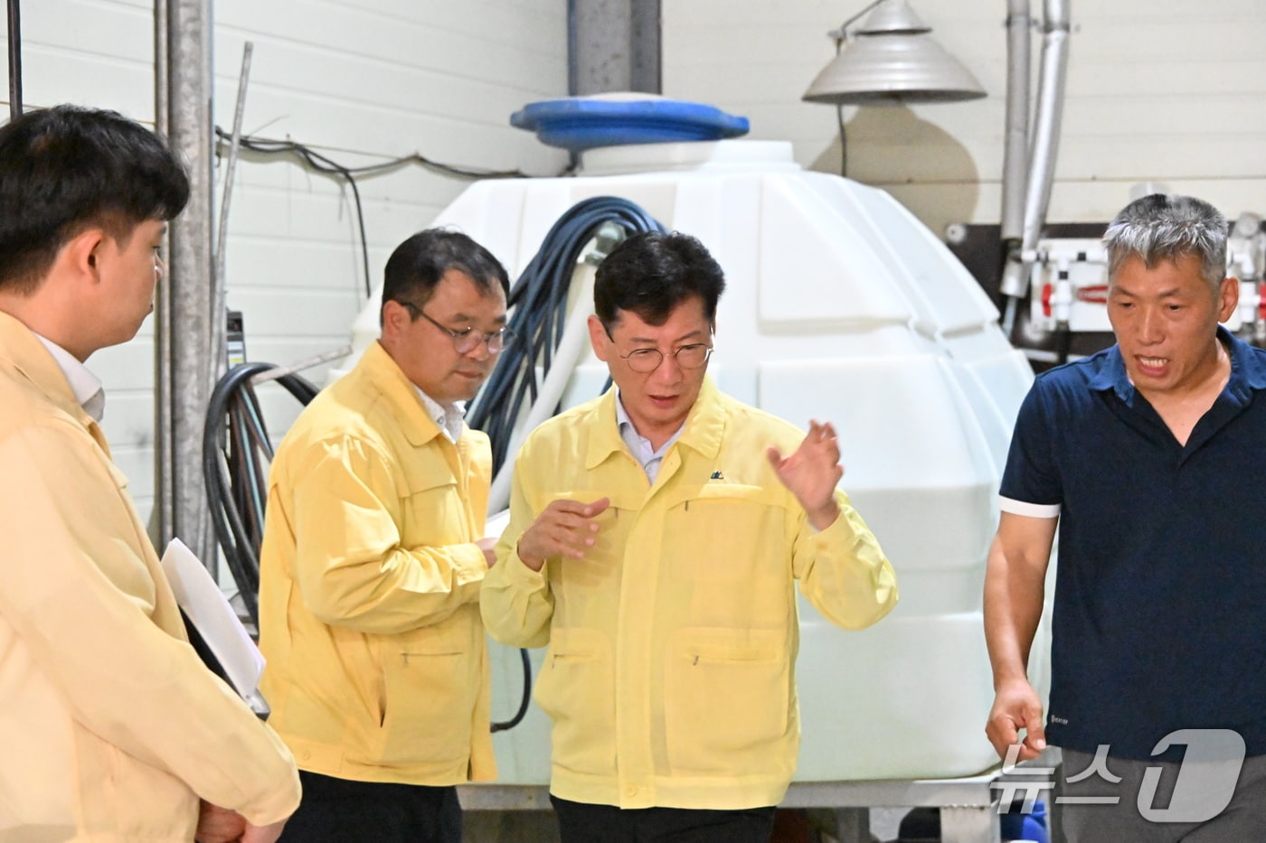 최훈식 전북 장수군수가 1일 산서면 소재 축산농가를 찾아 폭염 대응 상황을 점검했다.&#40;장수군 제공. 재판매 및 DB금지&#41;2025.8.1/뉴스1