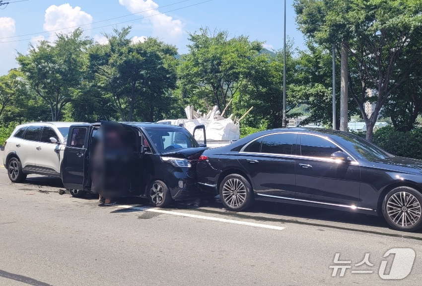 1일 부산 기장군 정관읍 산단로에서 3중 추돌사고가 발생해 차량 등이 파손돼 있다. (부산경찰청 제공. 재판매 및 DB 금지)