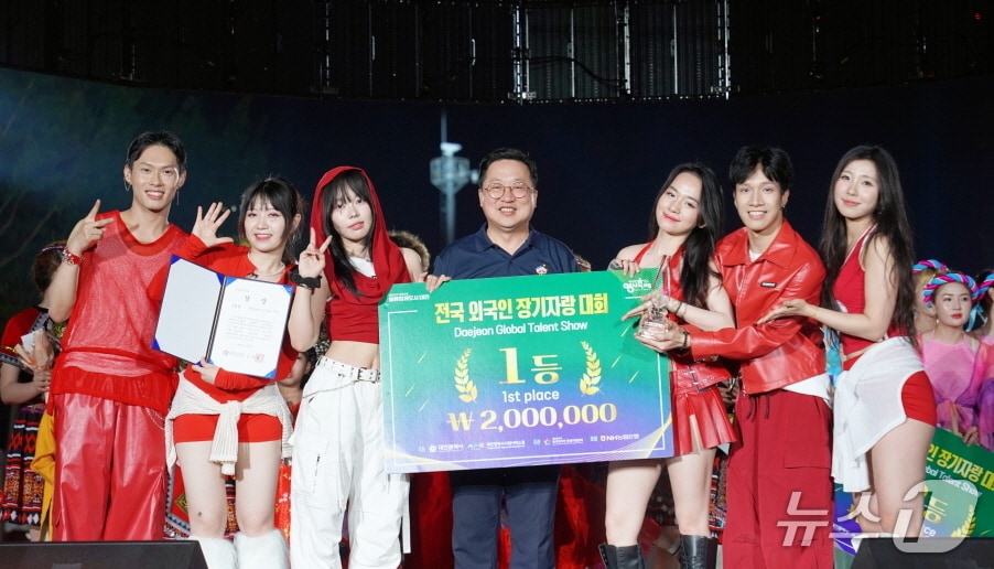 이장우 대전시장이 2025 전국 외국인 장기자랑 대회 대상 수상팀과 기념촬영 하고 있다.(대전시사회서비스원 제공, 재판매 및 DB금지)/뉴스1