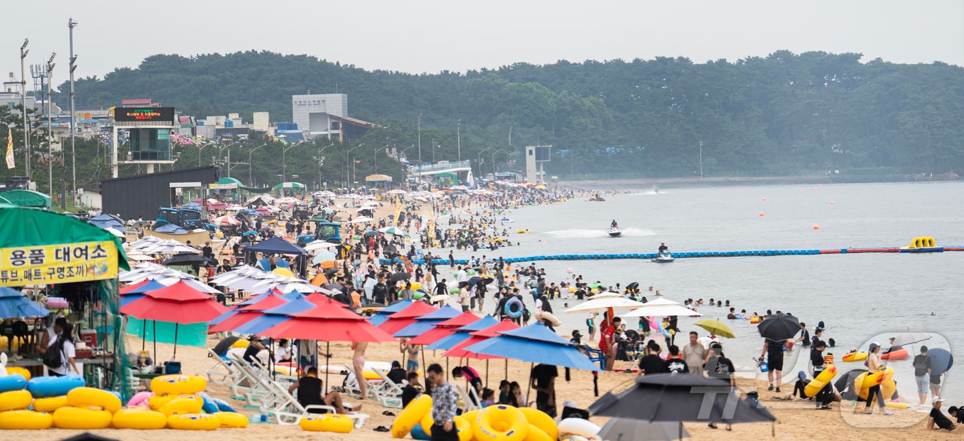 폭염특보가 발령된 대전·충남은 19일에도 최고 체감온도 33~35도 내외의 폭염이 이어질 것으로 예보됐다.충남 보령 대천해수욕장에서 관광객들이 몰려 더위를 식히고 있다. (보령시 제공, 재판매 및 DB금지)/뉴스1 ⓒ News1 