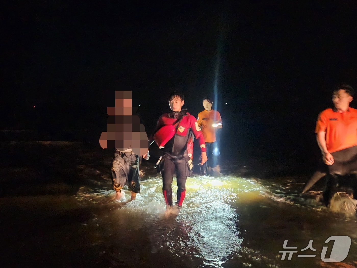 보령해경이 춘장대에서 익수자를 구조하고 있는 모습.&#40;보령해경 제공, 재판매 및 DB금지&#41;/뉴스1