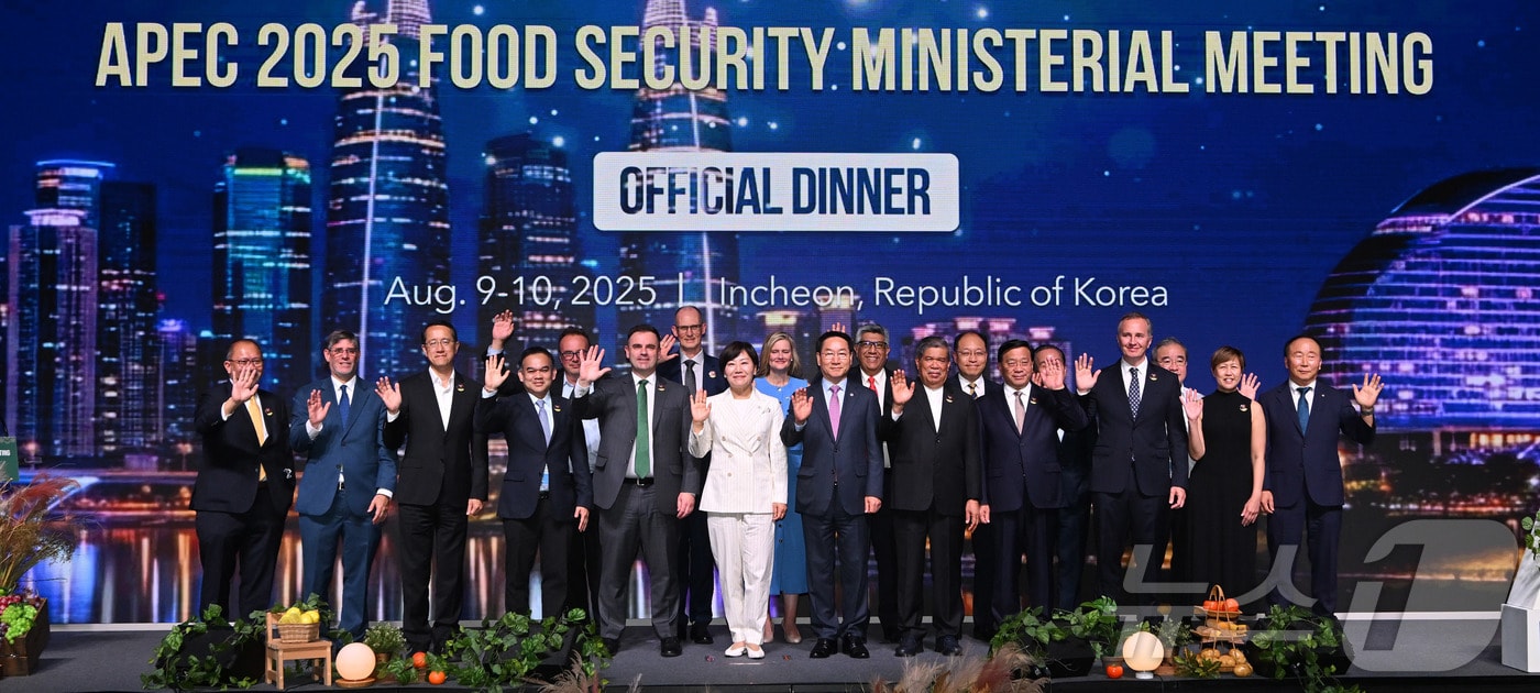 유정복 인천시장이 9일 파라다이스시티에서 열린 'APEC(아시아태평양경제협력체) 2025 식량안보 장관회의 만찬'에서 농림축산식품부 송미령 장관 등 참석자들과 기념촬영을 하고 있다.(인천시 제공. 재배포 및 DB금지)2025.8.10/뉴스1 ⓒ News1 박소영 기자