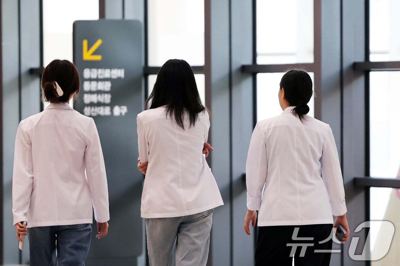 서울 시내 한 대학병원에서 의료진이 이동하는 모습. 2025.8.10/뉴스1 ⓒ News1 황기선 기자