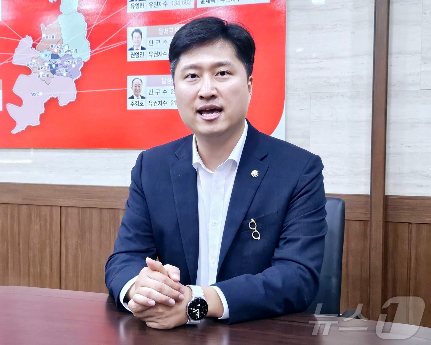 8·22 국민의힘 전당대회 청년최고위원 후보로 나선 우재준 국민의힘 의원(대구 북구갑)이 10일 오후 대구 수성구 범어동 국민의힘 대구시당에서 기자들과 만나 질문에 답하고 있다. ⓒ News1 남승렬 기자