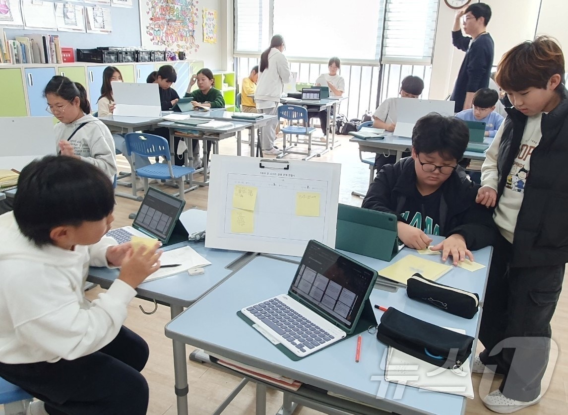 경북교육청은 10일 초·중등교육법 개정 법안 통과로 AI 디지털교과서(AIDT)의 법적 지위가 교과서에서 교육자료로 변경됐지만, 올 2학기 모든 희망 학교가 활용할 수 있도록 구독료를 지원할 방침이다.(경북교육청 제공. 재판매 및 DB 금지) ⓒ News1 김대벽기자