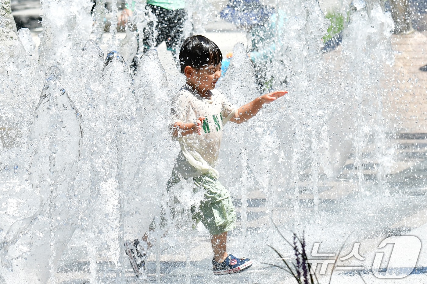 10일 경북 포항시 남구 송도동 송림테마거리에 있는 음악분수대에서 한 어린이가 물을 맞으며 뛰어놀고 있다. 2025.8.10/뉴스1 ⓒ News1 최창호 기자
