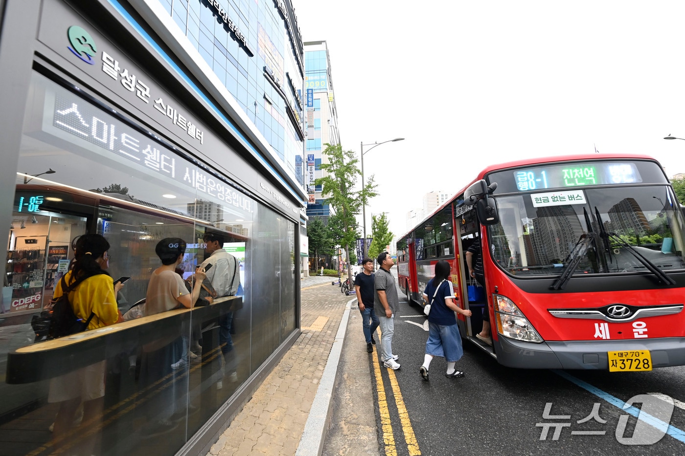 대구 달성군은 정보통신기술을 접목한 '스마트쉼터형 버스쉘터' 3개소를 설치했다.사진은 유가읍 행정복지센터 인근에 설치된 스마트쉼터.(대구 달성군 제공.재판매 및 DB 금지)