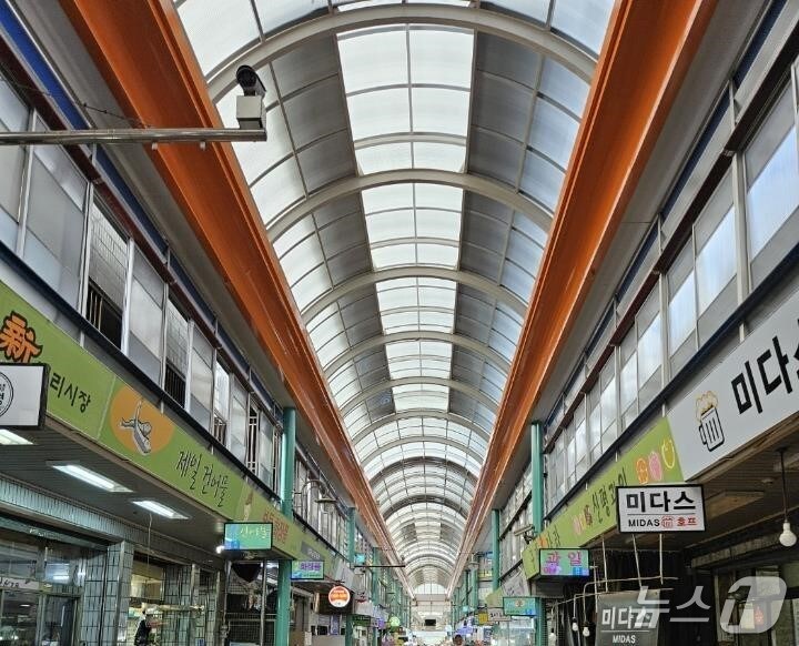 대구 서구는 신평리시장의 아케이드를 밝은 색으로 도색하는 등 미관을 개선했다.(대구 서구 제공.재판매 및 DB 금지)