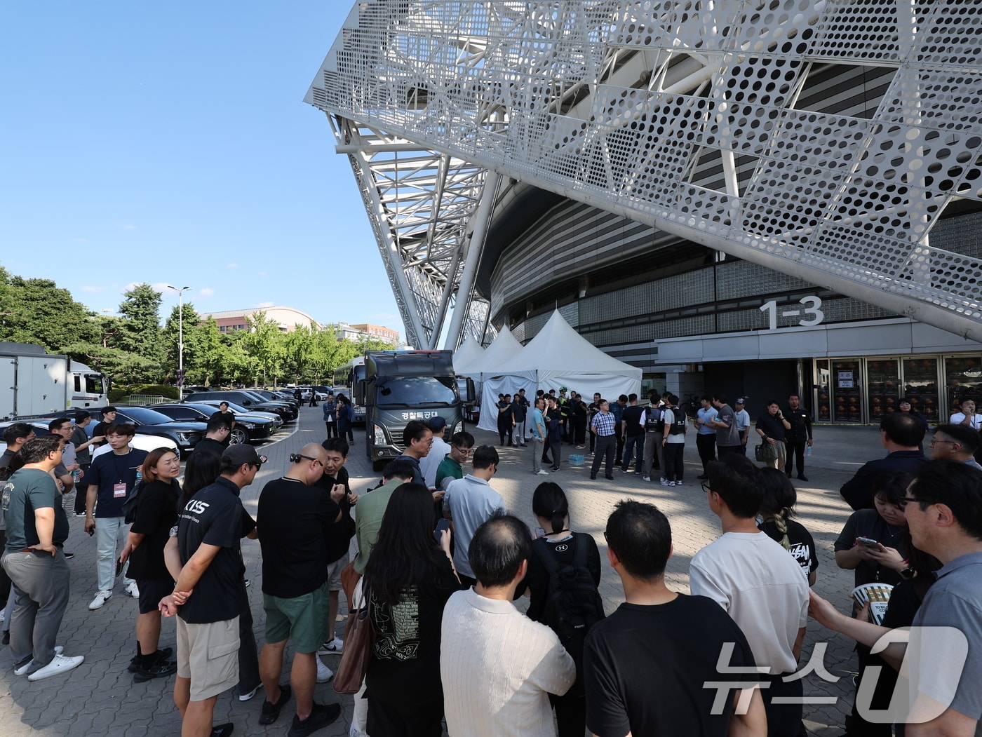 지난 10일 오후 서울 송파구 올림픽 체조경기장 내 폭발물이 설치 됐다는 신고가 들어와 시민들이 대피해 있다. 경찰 등에 따르면 이날 오후 1시 45분쯤 올림픽공원 내 한국체육산업개발 측으로 'KSPO돔에 폭발물을 설치했다'는 팩스가 접수됐다. 2025.8.10/뉴스1 ⓒ News1 황기선 기자