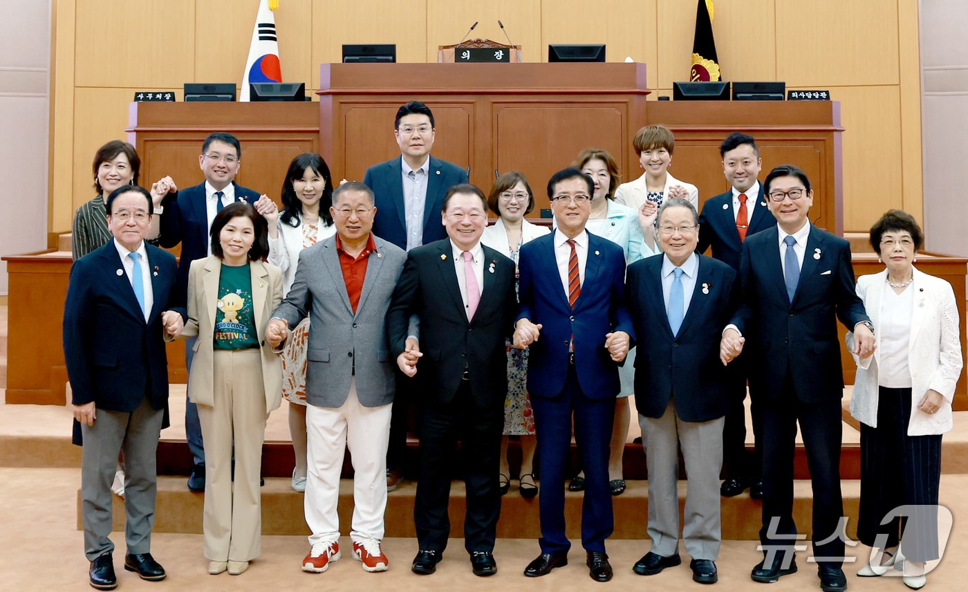 조원휘 대전시의장이 시의회를 방문한 삿포로시의회 대표단과 기념촬영 하고 있다.&#40;시의회 제공, 재판매 및 DB금지&#41;/뉴스1