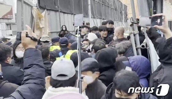 2023년 10월 28일 강원 원주 아카데미극장 철거공사 현장 주변에 경찰과 집회 관계자 등이 뒤엉켜 있는 모습. &#40;독자 제공. 재판매 및 DB금지&#41; 2023.10.28/뉴스1 신관호 기자