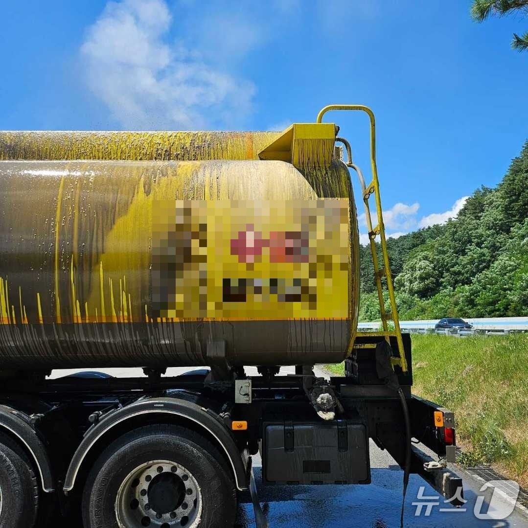 10일 오전 11시 30분쯤 강원 평창군 영동고속도로 평창휴게소 내 한 이동탱크에서 기름유출 사고가 발생해 소방 당국이 인명대피를 비롯한 안전조치에 나섰다. (강원도소방본부 제공. 재판매 및 DB금지) 2025.8.10/뉴스1