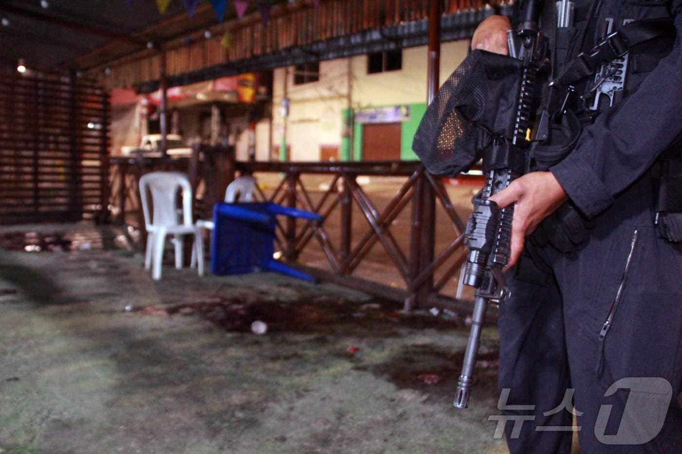 에콰도르 경찰이 7월 28일(현지시간) 민간인을 상대로 무장 공격이 발생한 엘 엠팔메 마을 인근 술집을 지키고 있다. 2025.7.28 ⓒ AFP=뉴스1 ⓒ News1 김경민 기자 <자료사진>