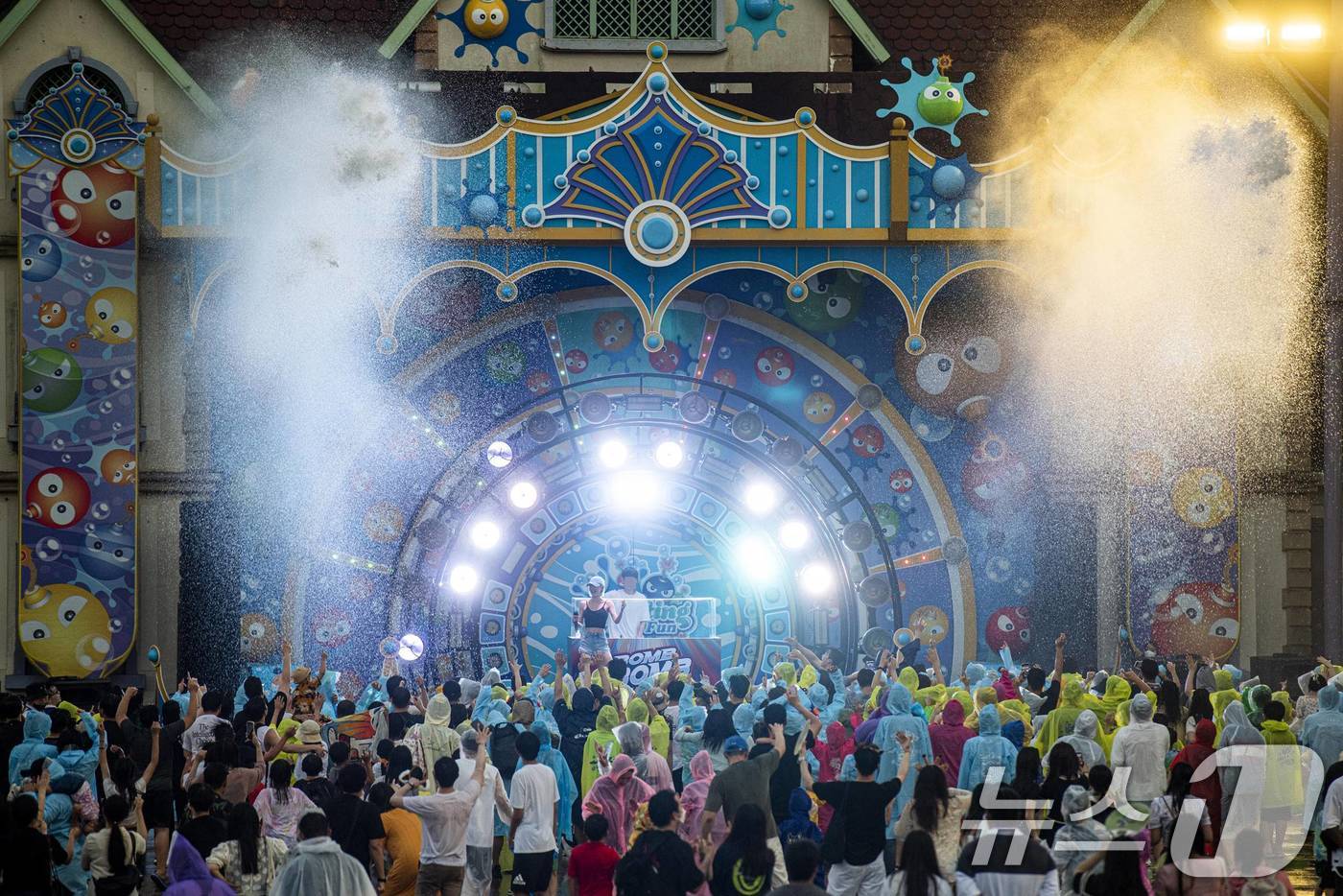 에버랜드가 한낮 더위를 피해 야간 나들이에 나선 고객들을 위해 공연, 동물탐험 등 다채로운 야간 특별 콘텐츠들을 선보이고 있다고 11일 밝혔다. 사진은 에버랜드 밤밤 썸머 나이트 공연 현장 모습. (삼성물산 제공. 재판매 및 DB 금지) 2025.8.11/뉴스1