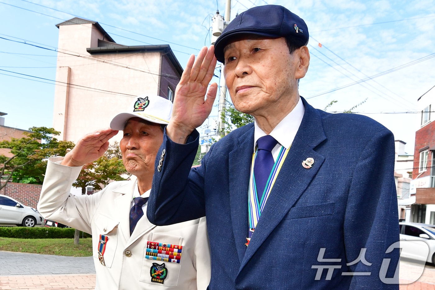 6·25참전 학도병 제75주년인 11일 오전 경북 포항시 북구 포항여고 앞에 있는 학도의용군 추모공원에서 이석수 학도의용군 경북지부장(왼쪽)과 권정열 포힝지부장이 전사한 학우들을 기리며 경례하고 있다. 2025.8.11/뉴스1 ⓒ News1 최창호 기자