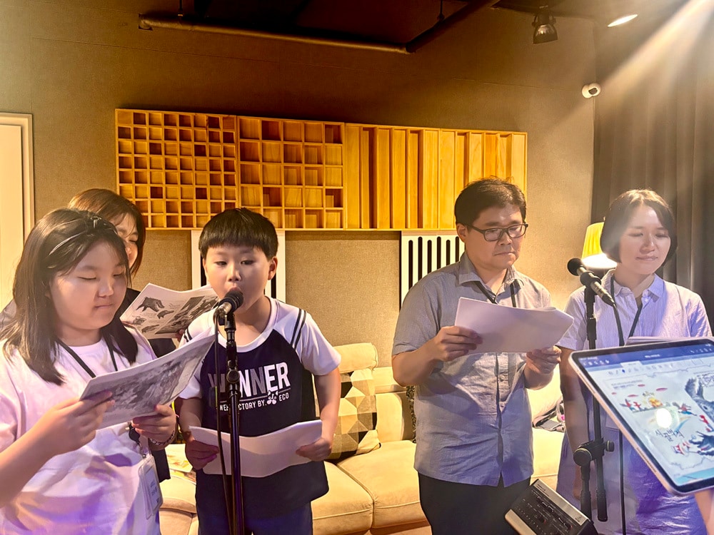 KTis 임직원과 자녀가 함께 동화책 낭독 봉사활동을 하고 있다.(KTis 제공)