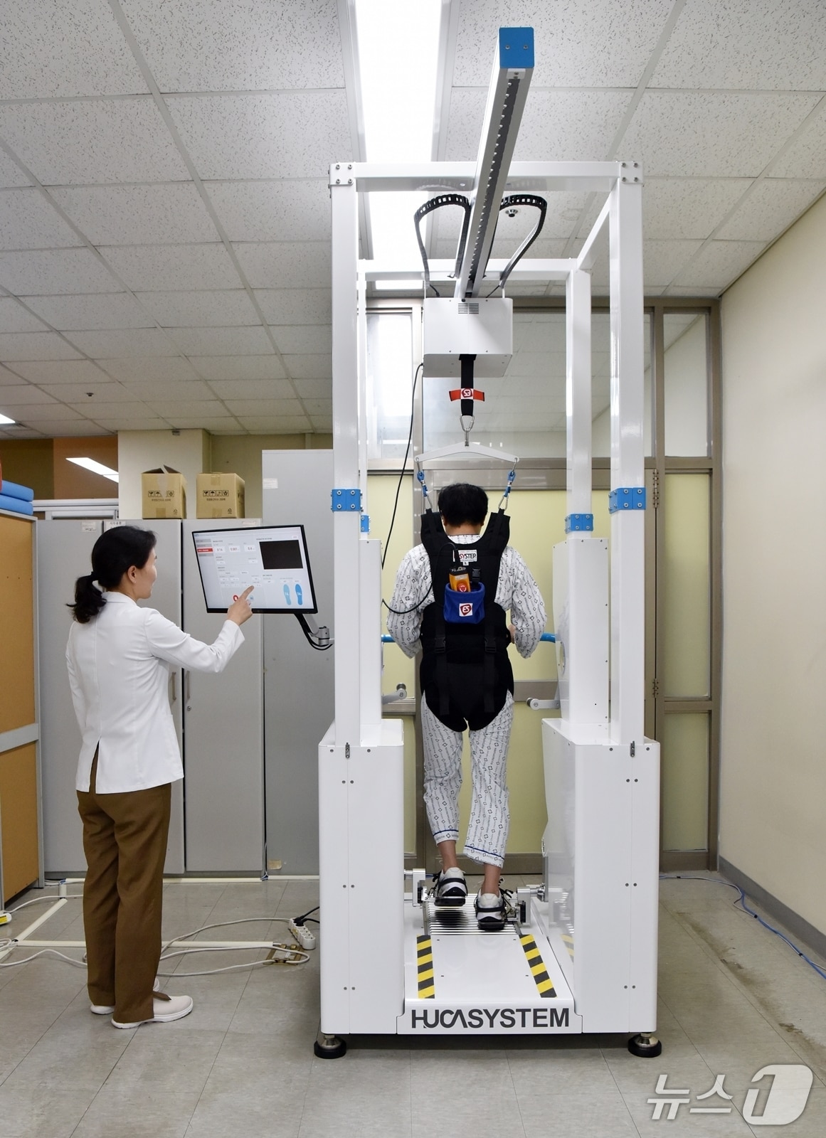 이루지 재활의학과장이 첨단 보행재활 로봇 '휴카고'(HUCA-Go)를 활용해 환자 맞춤 치료를 진행하고 있다.(화순전남대병원 제공) 2025.8.11