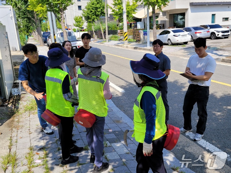 포항시가 폭염으로부터 공공근로자들의 건강을 지키기 위해 현장점검을 강화하고 있다. (포항시 제공, 재판매 및 재공 금지) 2025