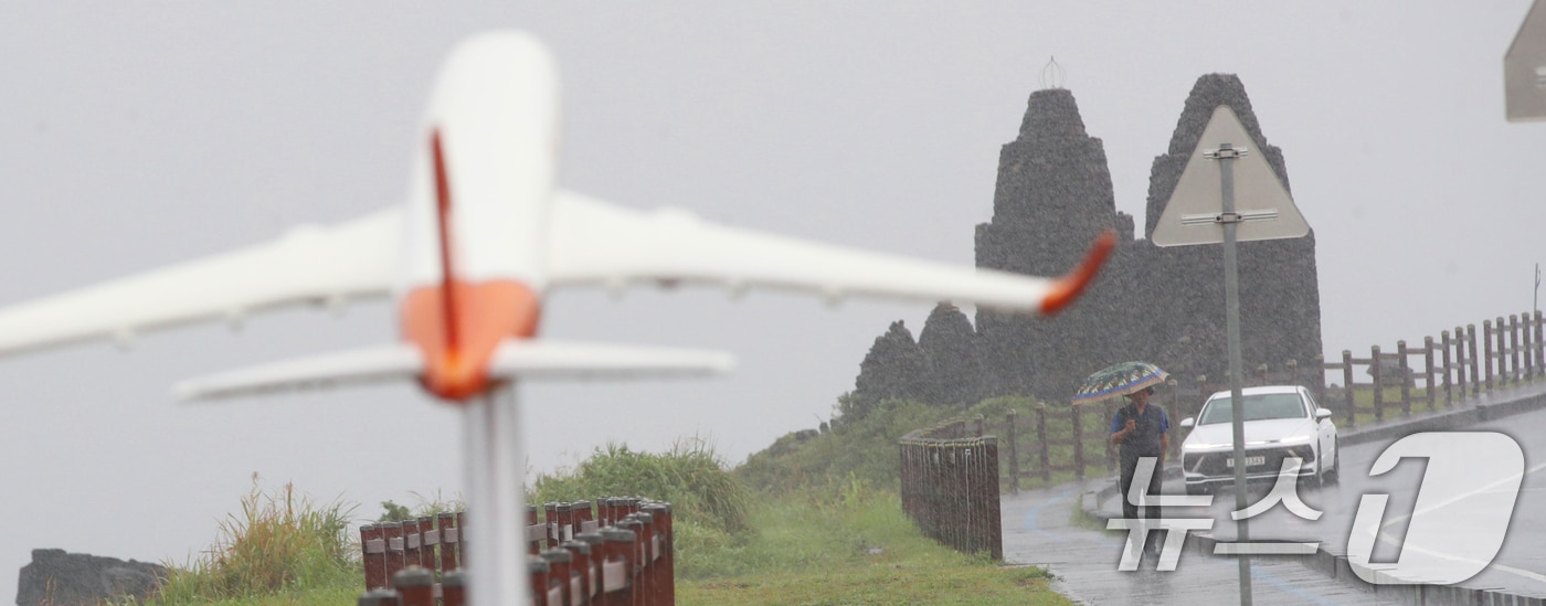 비 내리는 제주시 용담해안도로.ⓒ News1 DB