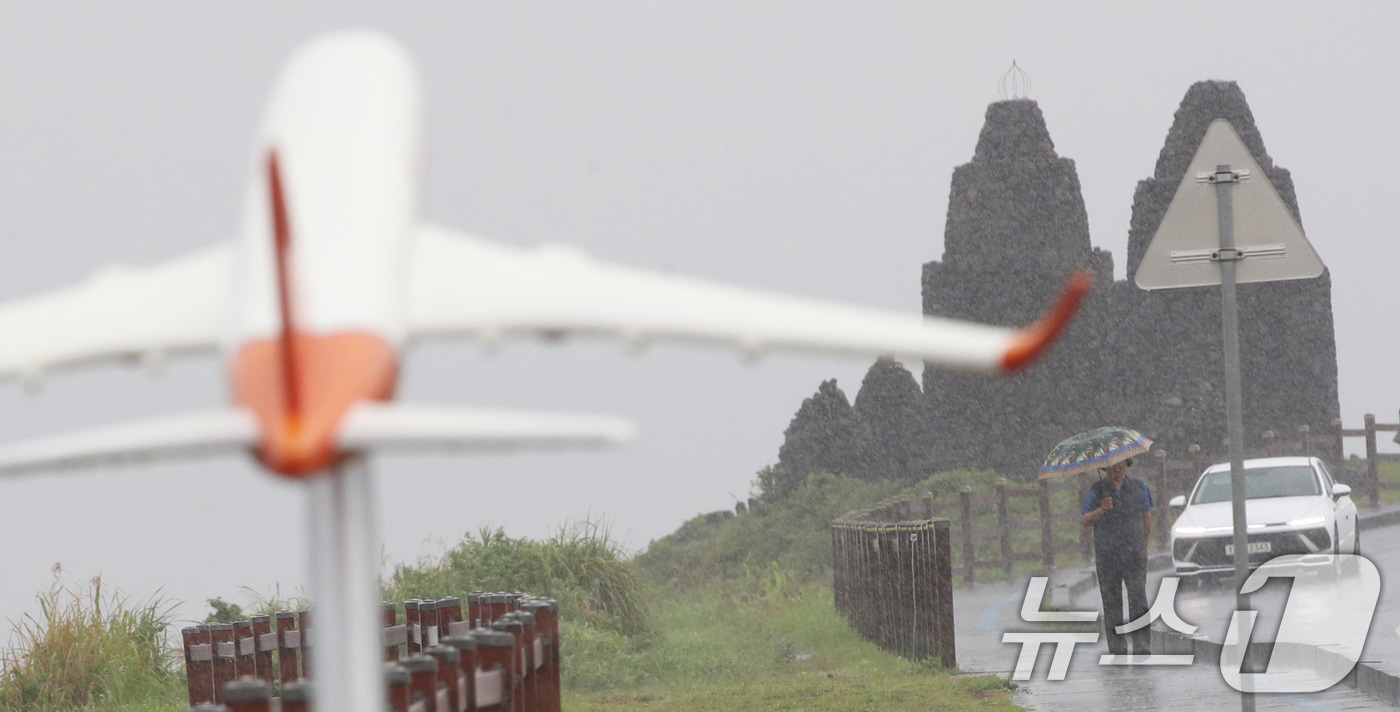 비 내리는 제주시 용담해안도로.ⓒ News1 DB