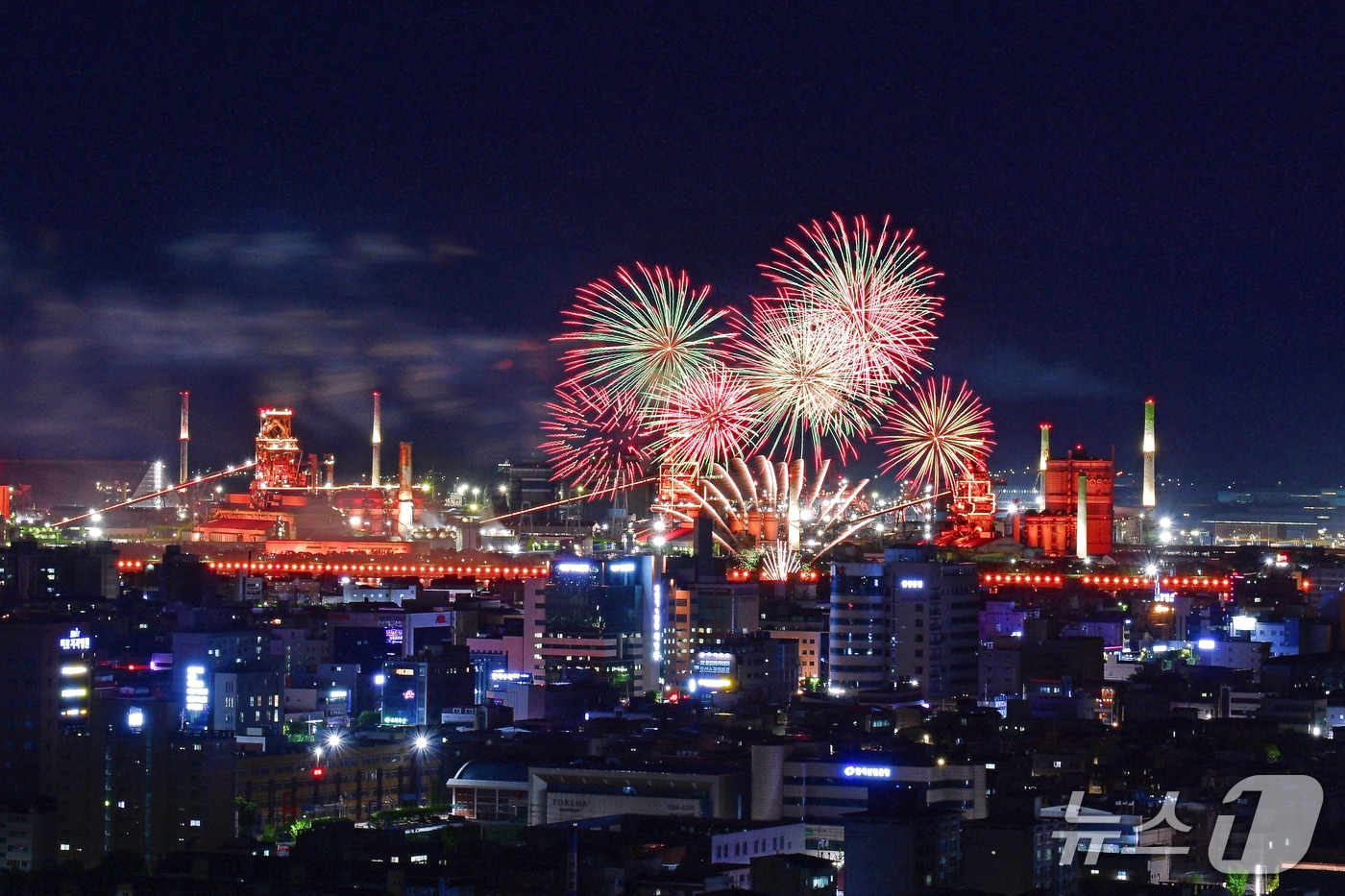 지난 6월 경북 포항시 형산강체육공원에서 열린 &#39;2025 포항국제불빛축제&#39; 모습.