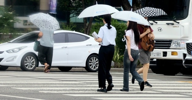 전북 전주시 백제대로에서 우산을 쓴 시민들이 이동하고 있다. 2025.8.11/뉴스1 ⓒ News1 유경석 기자